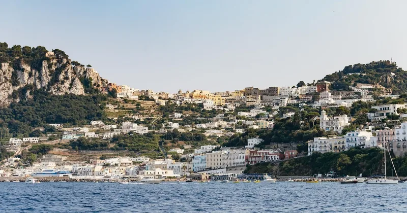 Capri: giro dell&rsquo;isola in barca con le grotte