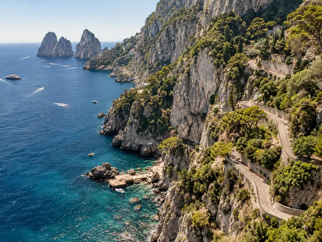 Il percorso dal porto di Marina Grande alla Grotta Azzurra, via Anacapri o via mare