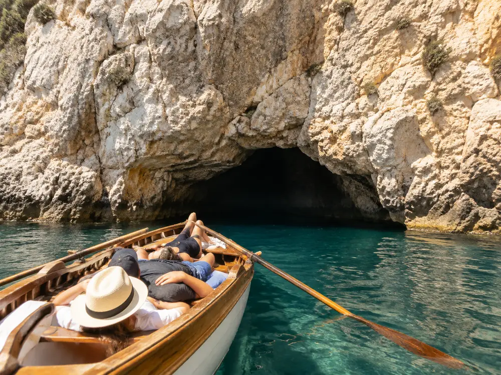 L&rsquo;imboccatura bassa della Grotta Azzurra vista dal mare