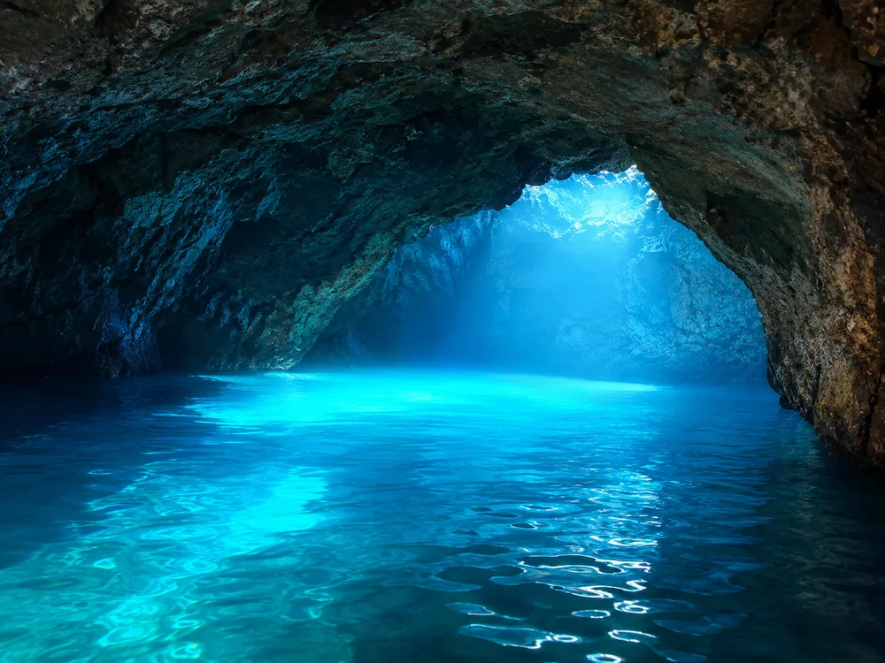 L&rsquo;interno della Grotta Azzurra visto dalla barca a remi