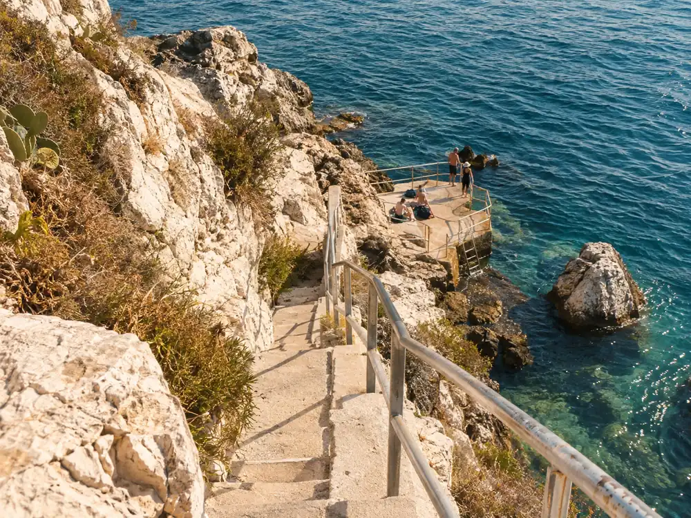 La scalinata che scende all&rsquo;imbarco della Grotta Azzurra